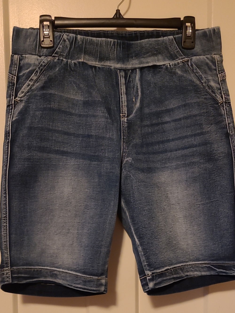 Women's Relaxed Stretch Jean Shorts in Medium Blue Wash